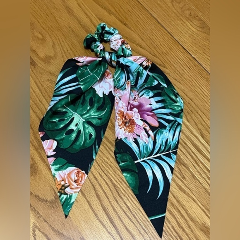 🟢 NWOT Twilly - Tropical Floral Print